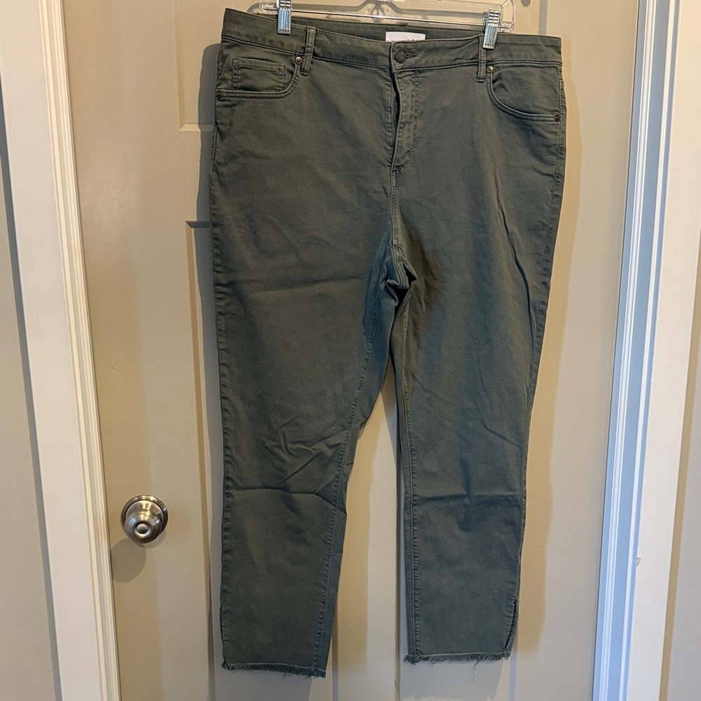LOFT Olive Green Capris Size 14/32 Curvy Skinny